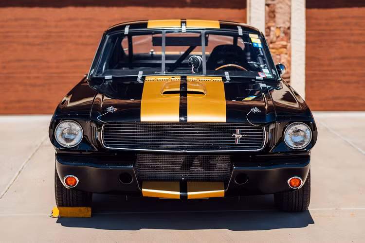 Đây là một chiếc Shelby Mustang GT350H hàng hiếm nguyên bản được khôi phục đúng như thông số kĩ thuật của dòng xe đua B-Production 1966.