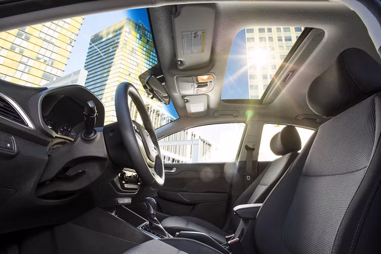 Hyundai Accent SE được trang bị màn hình màu cảm ứng 5 inch, camera sau, Bluetooth, kiểm soát hành trình và ghế lái điều chỉnh 6 hướng. Bản SE cao cấp có giá từ 16.295 USD (khoảng hơn 378 triệu đồng).