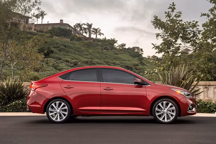 Cụ thể, nằm bên dưới nắp capô của mẫu xe sedan Hyundai Accent 2020 là khối động cơ xăng 4 xi-lanh GDI, dung tích 1,6 lít cũ đã được thay thế bằng loại Smartstream mới. Cũng có dung tích 1,6 lít, động cơ Smartstream này được trang bị hệ thống phun 2 cổng, mô-đun kiểm soát nhiệt và cuộn đánh lửa năng lượng cao.