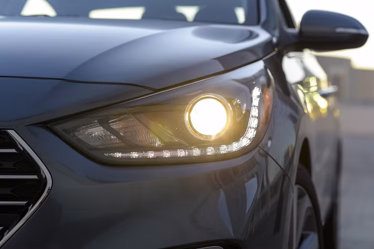 Accent phiên bản SEL có giá 17.550 USD (tương đương 407 triệu đồng) - xe sẽ bao gồm hộp số vô cấp Smartstream, bộ vành hợp kim 15 inch, màn hình thông tin giải trí 7 inch tích hợp Apple CarPlay/Android Auto và gương chiếu hậu có thể quan sát điểm mù.