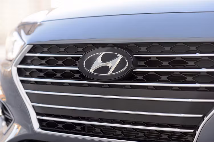 Các con số tương ứng của động cơ 1,6 lít cũ trên Hyundai Accent là 8,4 lít/100 km, 6,19 lít/100 km và 7,35 lít/100 km. Đáng tiếc là động cơ mới của Hyundai Accent 2020 không thực sự mạnh mẽ với công suất tối đa ước tính 120 mã lực và mô-men xoắn cực đại 153 Nm.