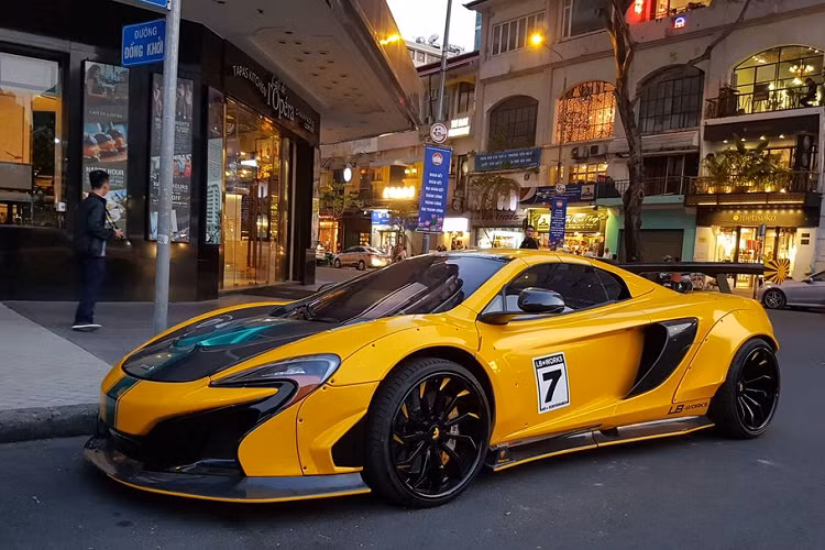 Về truyền động, siêu phẩm McLaren 650S Spider được trang bị động cơ tăng áp kép V8 3.8L cho ra công suất tối đa 641 mã lực và mô-men xoắn cực đại 678Nm, đi kèm với hộp số ly hợp kép 7 cấp. Từ đó, 650S Spider có thể tăng tốc từ 0 – 100 km/h trong chưa tới 3 giây, trước khi đạt vận tốc tối đa 333 km/h. Giá xe McLaren 650S khi về Việt Nam được chào bán từ 14 đến 16 tỷ đồng.