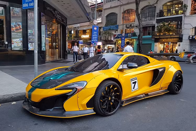 Theo đó, đây là lần thay đổi nổi bật nhất của chiếc siêu xe McLaren 650S Spider này kể từ khi về Việt Nam. Siêu phẩm nước Anh khoác lên mình bộ bodykit LibertyWalk từ nhà độ Nhật Bản và chuyển màu sơn ngoại thất từ từ màu cam sang màu vàng.