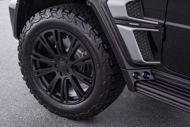 Sở hữu bộ lò xo thể thao Brabus Adventure với khả năng điều chỉnh độ cao, chiếc G-Class này cách mặt đất tới 40 mm, từ đó cải thiện khả năng vượt địa hình xấu. Với chiếc xe này, nhà độ cũng không quên nâng cấp hiệu suất với bộ điều chỉnh ECO PowerXtra D35 dành cho động cơ Turbodiesel 3.0 lít sáu xi-lanh thẳng hàng 3.0 lít, tăng thêm 43 mã lực và 60 Nm mô-men xoắn.