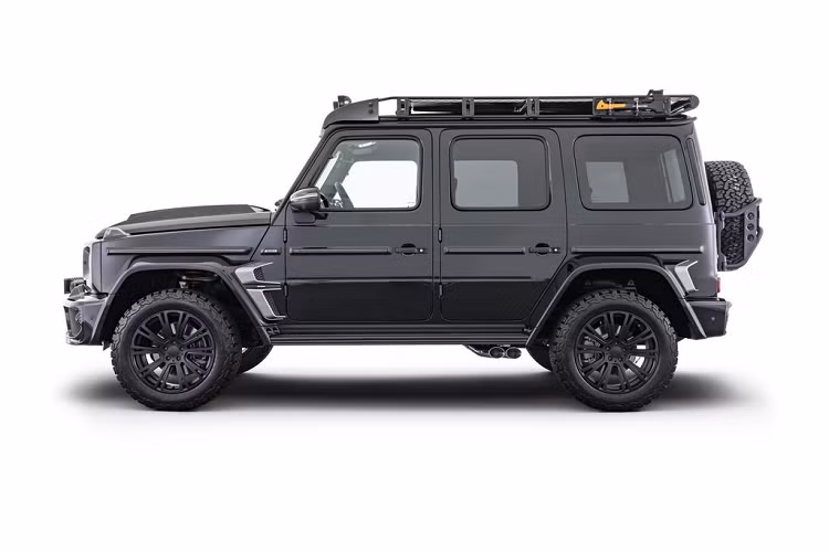 Với tổng công suất 326 mã lực và mô-men xoắn cực đại 690 Nm, chiếc G 350d độ Brabus này có khả năng chạm 100 km/h từ vạch xuất phát trong 7.2 giây, trước khi đạt vận tốc tối đa 202 km/h. Nhà độ ngoài ra cũng không bỏ sót khi trang bị hệ thống ống xả thể thao chống gỉ, mạ crom sáng bóng, với 4 ống chia đều cho 2 bên.