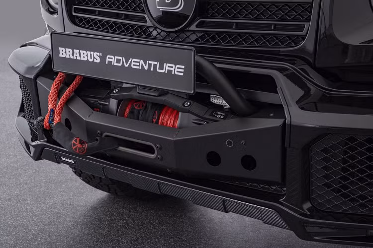 Chưa hết, điểm đặc biệt của mẫu chiếc Mercedes G-Class x Brabus Adventure còn đến từ thiết kế phần đèn LED tự động mỗi khi mở cửa, cùng với sự xuất hiện đồng thời của logo Brabus trên khu vực hông xe.