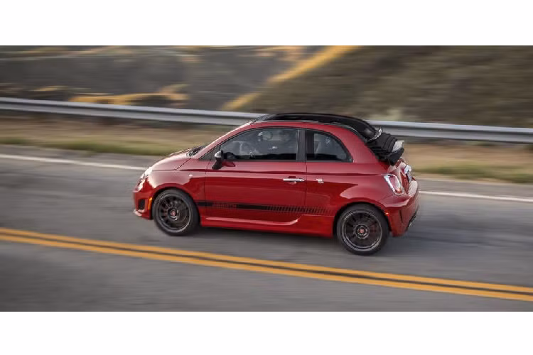 Fiat 500 Abarth là một chiếc xe tuyệt vời bởi nó có giá rẻ và lái hay. Nhưng tỉ lệ kích thước quái lạ của nó có thể khiến người ta không vừa lòng trên mặt hình thức.