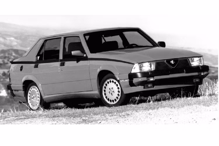 Dáng vẻ hình hộp vuông vức của Alfa Romeo Milano không hề đẹp mắt như một số mẫu sedan Châu Âu khác của thập niên 1980, nhưng động cơ V6 nằm dưới nắp capô của nó thì lại đủ sức thuyết phục cả những tài xế khó tính.