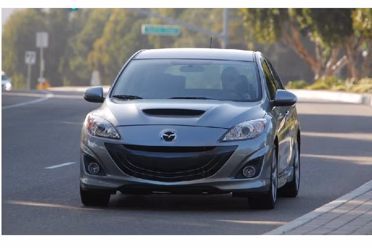 Mazdaspeed 3 thế hệ đầu tiên trông không khác biệt là mấy so với một chiếc ô tô phổ biến. Tuy nhiên, thế hệ thứ 2 đã thay đổi điều đó – nó có một gương mặt cười và hốc gió lớn trên nắp capô – có thể là một sự cải biến hơi quá đối với một số người.
