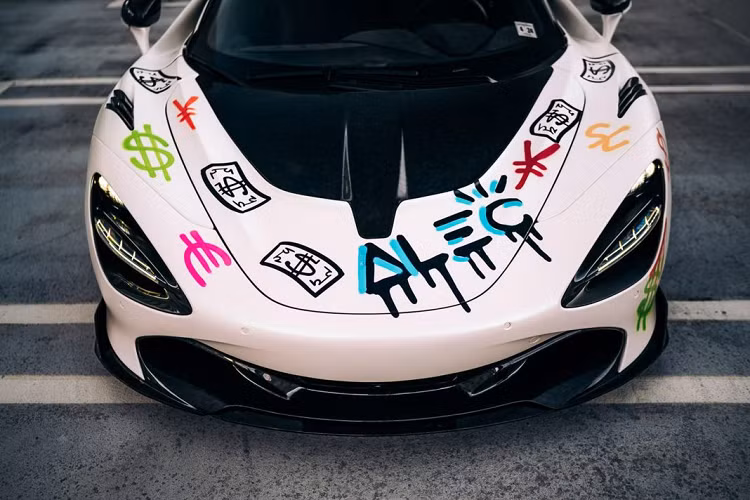 Sau khi chiếc xe được hoàn thiện phần kit nâng cấp, Alec Monopoly đã thực hiện tác phẩm của mình chính trên đường phố Miami – chính là phong cách sáng tác của anh.