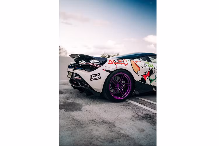 Alec Monopoly là một nghệ sĩ đường phố đến từ New York, anh thường sử dụng những bình sơn xịt nhằm tạo ra những tác phẩm của mình. Cũng như nghệ danh của mình, Alec nổi tiếng với những bức họa có sự xuất hiện của nhân vật mô phỏng trong trò chơi “Cờ tỷ phú” Monopoly. Chính vì vậy mà những tác phẩm của anh chứa đựng những hình ảnh có phần “quen thuộc” với trò chơi nổi tiếng này.