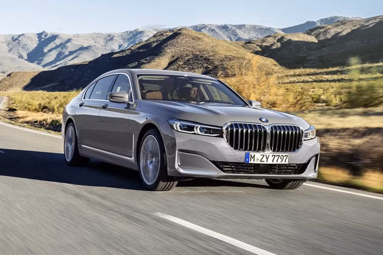 Về thiết kế, mẫu sedan đầu bảng BMW 7-Series 2020 sở hữu ngoại hình có nhiều thay đổi so với thế hệ trước. Đầu tiên, lưới tản nhiệt “quả thận” khổng lồ được gia tăng độ rộng 40%.