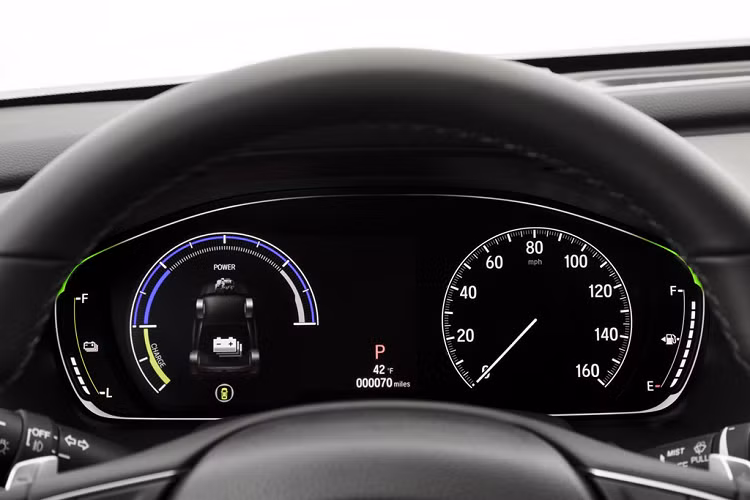 Phiên bản cao cấp nhất Accord Hybrid Touring còn được trang bị thêm dịch vụ HondaLink, khả năng tương thích với Amazon Key và kết nối 4G…