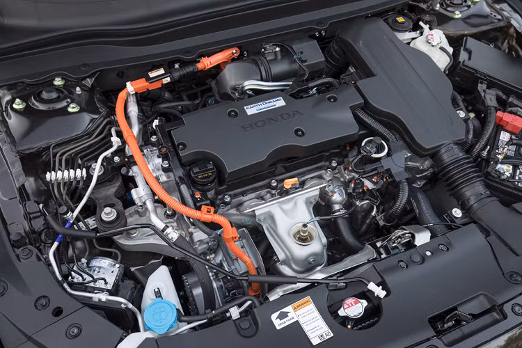 Sức mạnh của xe đến từ 2 khối động cơ hybrid thế hệ thứ 3, cùng khối động cơ 4 xy-lanh dung tích 2.0L i-VTEC với tổng công suất lên đến 215 mã lực.