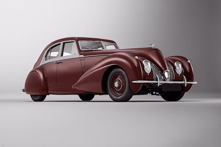 Hãng xe sang Anh quốc chỉ sản xuất duy nhất một chiếc Bentley Corniche đời 1939 và nó đã bị thất lạc ở Pháp (do sự cố trong quá trình thử nghiệm) khi chiến tranh nổ ra.