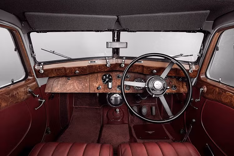 Chiếc Bentley Corniche 1939 đặc biệt này sẽ được công bố lần đầu tiên tại Salon Privé, Cung điện Blenheim Palace diễn ra vào tháng 9 năm nay.