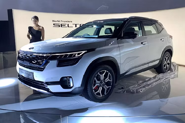 Về thiết kế, Seltos lấy ý tưởng thiết kế từ mẫu concept Kia SP2i Concept được giới thiệu hồi đầu năm nay. Seltos kết hợp giữa phong cách trẻ trung và tinh tế được tạo nên những đường nét sắc sảo, ấn tượng nhưng giữ lại diện mạo của một chiếc SUV truyền thống.