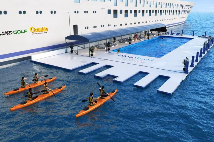 Khi tàu cập cảng, một cấu trúc tạo ra hồ bơi đại dương sẽ được thiết lập để hành khách có thể tắm biển hoặc chèo thuyền xung quanh du thuyền.