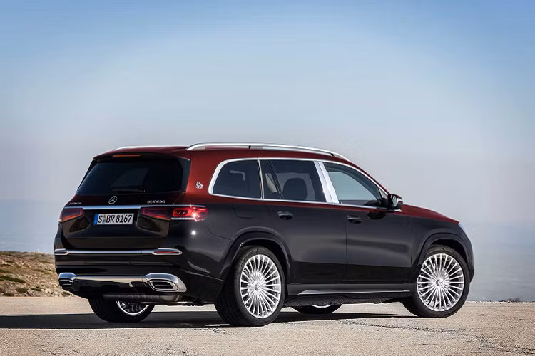 Tương tự như mối quan hệ giữa S-Class và Maybach S-Class trước đây, SUV siêu sang Maybach GLS cũng được dựa trên nền tảng dòng crossover cỡ lớn GLS và chỉnh sửa lại rất nhiều chi tiết để trở nên phù hợp với hình ảnh siêu sang đẳng cấp nhất. Mercedes đã chọn cho Maybach GLS phong cách sang trọng mang hơi hướng cổ điển, thay vì sắc sảo hiện đại như GLS tiêu chuẩn.