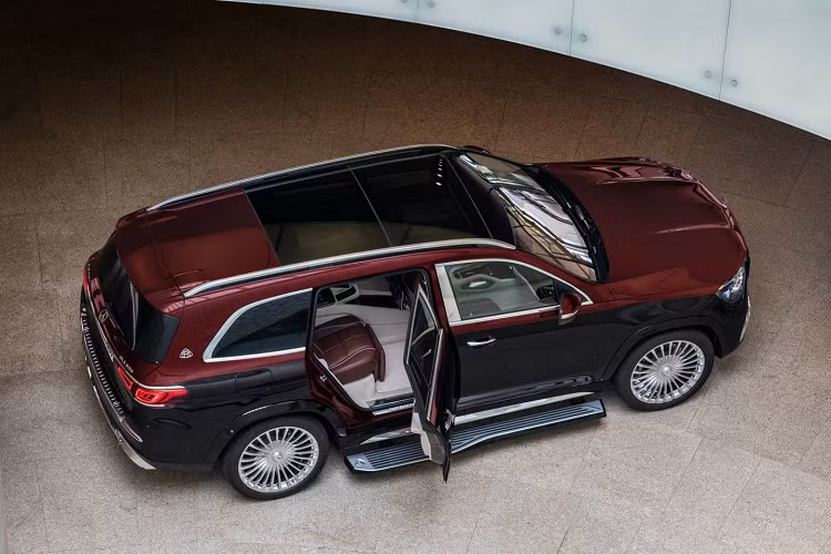 Sự thay đổi lớn nhất nằm ở bên trong cabin khi Maybach GLS chỉ có 2 hàng ghế với 4 chỗ ngồi, trong đó ở phía sau là 2 ghế độc lập theo phong cách thương gia, đem lại không gian thực sự rộng và thoải mái hết mức cho hành khách tại vị trí này. Ghế đơn cao cấp tại khu vực này sở hữu các tính năng tương đồng trang bị trên Maybach S-Class như mát xa, sưởi, làm mát, ngả lưng chỉnh điện, đệm đỡ chân…