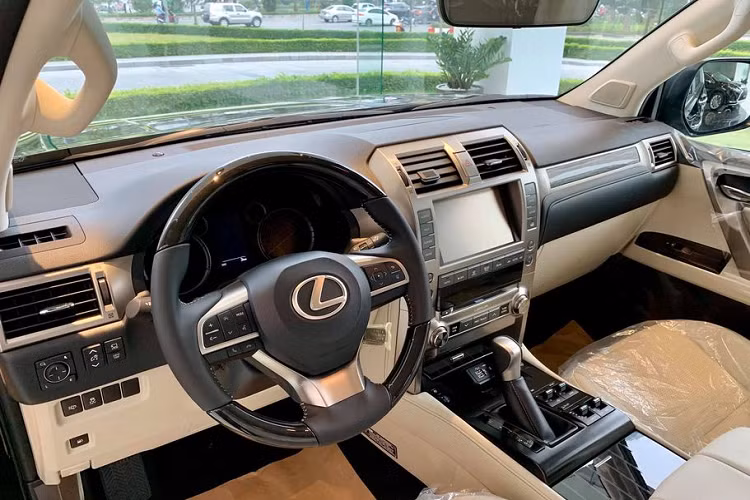 Bước vào không gian nội thất, GX460 2020 tiếp tục phát huy truyền thống gọn gàng và sang trọng của mình với vật liệu cấu thành nên khoang cabin chủ yếu là da và gỗ. Về tiện nghi, mẫu SUV 7 chỗ được nhà sản xuất Nhật Bản trang bị các tính năng cao cấp như da semi-aniline, hệ thống âm thanh 17 loa Mark Levinson cao cấp, 2 màn hình giải trí cho hàng ghế thứ hai...