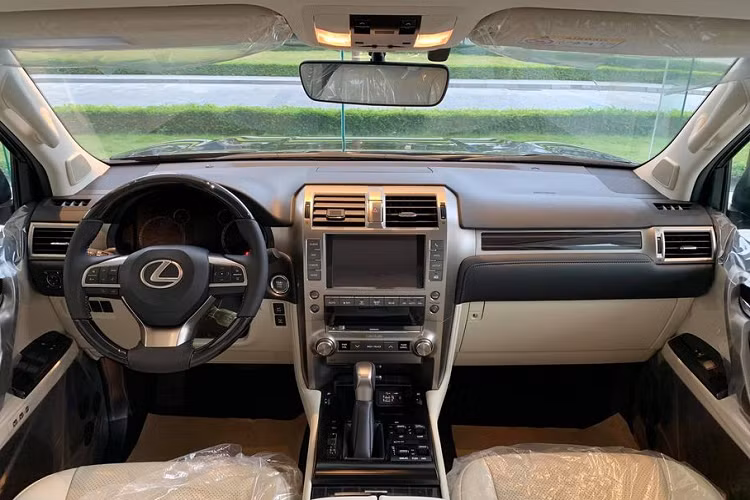 Cận cảnh cụm đèn chiếu sáng trước sắc nét và ấn tượng của GX460 2020. Theo Lexus, GX460 2020 được trang bị rất nhiều công nghệ hỗ trợ người lái tiên tiến như hệ thống thanh cân bằng thủy động lực học điện tử, hệ thống treo tự động thích ứng AVS với bộ giảm xóc điều khiển tự động thích nghi mặt đường, 3 chế độ lái bao gồm Sport, Comfort và Normal.