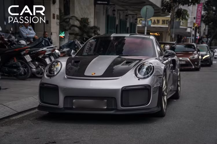 Tại Việt Nam, giá bán Porsche 911 GT2 RS khởi điểm từ 20.19 tỷ đồng. Với gói trang bị Weissach cùng một số tùy chọn đắt tiền khác, giá bán của xe có thể vượt qua con số 24 tỷ đồng.