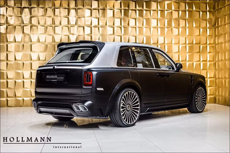 Phiên bản độ này là sản phẩm hợp tác giữa hãng Mansory và thương hiệu thời trang cao cấp Billionaire Couture thuộc tập đoàn Phillip Plein. Do đó, phiên bản độ của Rolls-Royce Cullinan được gọi bằng cái tên Billionaire. 