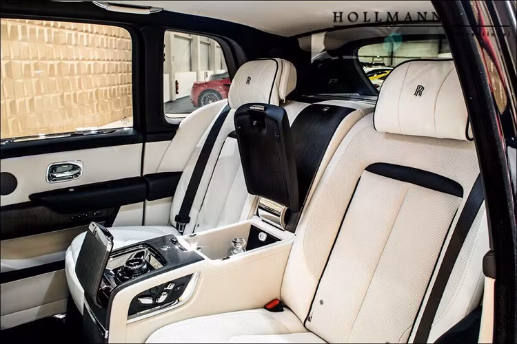 Bên sườn của Rolls-Royce Cullinan Billionaire xuất hiện khe gió mới sau chắn bùn trước, nẹp thể thao và vòm bánh xe mở rộng, mang đến vẻ hầm hố cho xe. Đặc biệt, xe được trang bị bộ vành hợp kim đa chấu có đường kính lên đến 24 inch, đi kèm lốp 295/30. Tất nhiên, khách hàng mua Rolls-Royce Cullinan Billionaire có thể chọn những loại vành khác nhau theo ý muốn của mình.