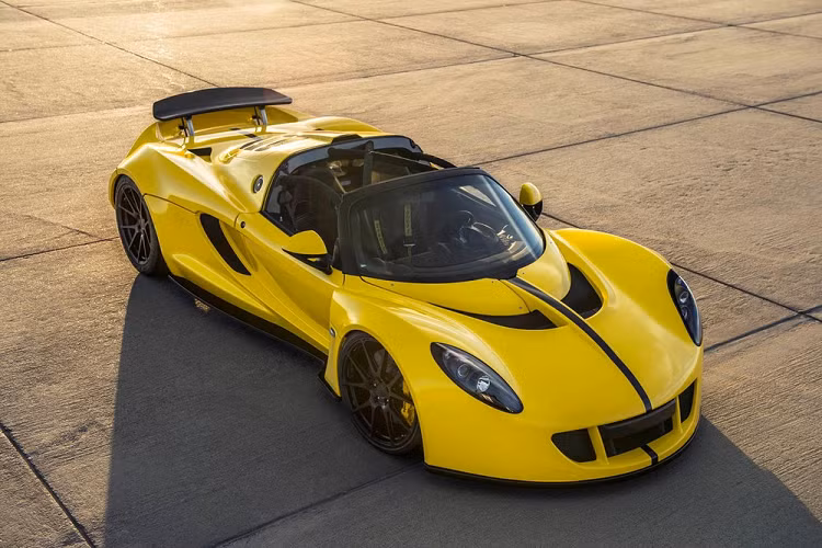 Chỉ có 6 chiếc Hennessey Venom GT Spyder từng được chế tạo trên thế giới, và người ta phải cảm ơn ca sĩ Steven Tyler của ban nhạc Aerosmith vì điều đó. Ông ấy đã tiếp cận Hennessey với mong muốn có một phiên bản mui trần của mẫu Corvette sử dụng động cơ tăng áp kép V8. Trên đường băng của Hải quân Mỹ tại Lemoore, California, Venom GT Spyder đã đạt tốc độ tối đa tới 427,4 km/h.