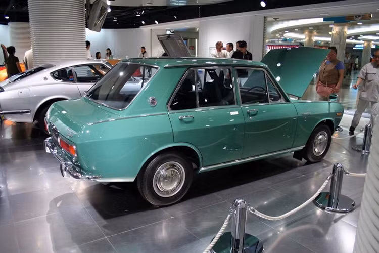 Dòng xe Datsun Sunny (B10) này còn được biết đến với tên gọi Datsun 1000, dòng xe này ra đời vào năm 1966 và được sản xuất trong khoảng thời gian từ 1966 – 1970 (ở thế hệ B10). Cái tên ‘’Sunny’’ này chắn chắn rất quen thuộc khi Datsun Sunny này là ‘’tiền bối’’ của dòng xe Nissan Sunny hiện nay đang bán tại Việt Nam hay một số thị trường khác với tên gọi Nissan Versa hay Almera.