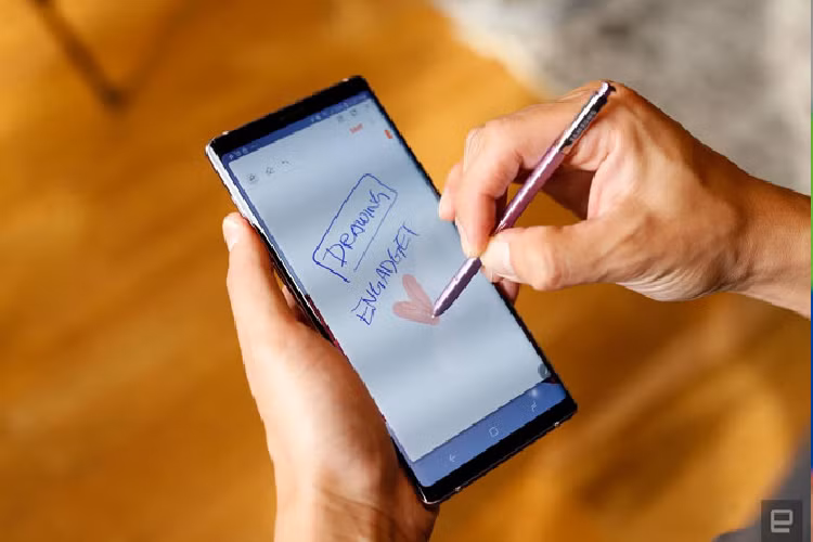 Samsung Galaxy Note9 - Nâng cấp đáng giá nhất trên S Pen ở thế hệ Galaxy Note9 là được bổ sung công nghệ Bluetooth. Nó cho phép người dùng có thể khởi động máy ảnh và chụp từ xa, điều khiển trình chiếu slide và mở trình phát nhạc. Ngoài ra, những tính năng đặc trưng trên bút vẫn được giữ nguyên như các thế hệ tiền nhiệm.
