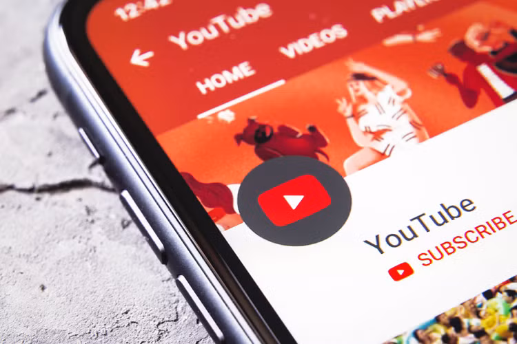 Kiem tien ty, lam sao de cac YouTuber Viet Nam dong thue?