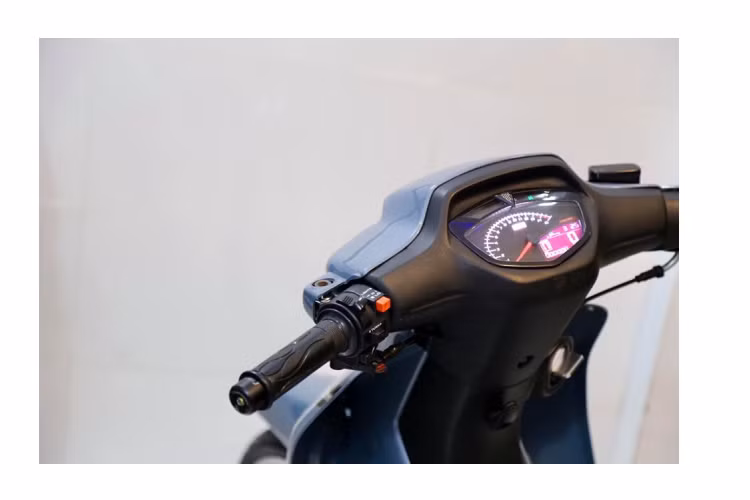 Theo đúng thiết kế của Honda thì dòng Wave đời cũ này vẫn sử dụng đồng hồ cơ nguyên bản tuy nhiên do yêu thích sự hiện đại mà chủ xe đã sử dụng đồng hồ Koso phiên bản dành cho Exciter 4 số và Sirius xăng cơ sử dụng, khi bỏ qua chiếc Wave độ này phải chế cháo lại phần nhựa nhám nên tốn thêm một khoảng kinh phí kha khá.