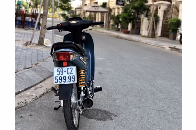 Chiếc xe máy Honda Wave cũ trong bài viết này được độ những "đồ chơi" gì mà được trao bán mới mức giá 145 triệu đồng? Với số tiền này, có thể mua được khoảng gần 10 chiếc Wave đời mới chính hãng trên thị trường Việt hiện nay.