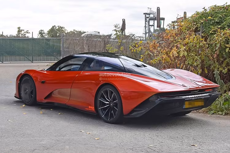 Trong vòng 3 hoặc 4 năm tới, hãng siêu xe McLaren kỳ vọng sẽ “hybrid hóa” thành công tất cả dòng sản phẩm với số lượng các biến thể có thể tăng hoặc giảm, từ Sports Series tới Super Series hay Ultimate Series. Hồi đầu năm nay, những hình ảnh về một bản thảo của dòng 720S đã lộ diện khi đang thử nghiệm hệ dẫn động Hybrid. Tuy nhiên với tấm đề-can MVY04-BP23 trên kính lái, đây có lẽ chỉ là một phần của quá trình phát triển chiếc siêu xe Speedtail.