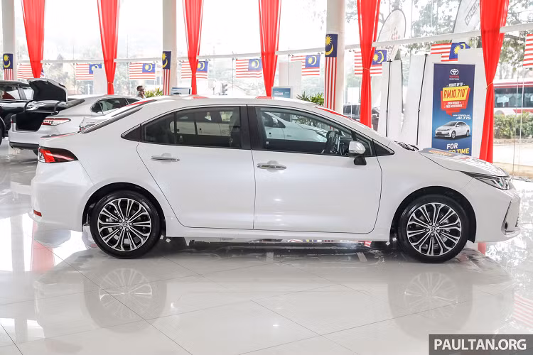 Cả 02 phiên bản 1.8L của Corolla Altis mới đều sử dụng chung động cơ 4 xi-lanh thẳng hàng Dual VVT-i hút khí tự nhiên dung tích 1.8L (2ZR-FE) quen thuộc cho công suất tối đa 137 mã lực tại 6.000 vòng / phút và mô-men xoắn cực đại 172 Nm tại 4.000 vòng / phút.