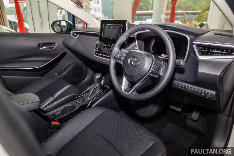 Bên trong cabin Altis 1.8G mới sở hữu bộ ghế bọc da, ghế lái chỉnh điện 08 hướng, điều hoà tự động 02 vùng độc lập với cửa gió cho hàng ghế phía sau. Hệ thống thông tin giải trí DVD với màn hình cảm ứng 6,8 inch, 06 loa, hỗ trợ kết nối USB, AUX &amp; Bluetooth, sạc điện thoại không dây và phanh tay điện tử + AH,... Vô lăng mới, phía sau là màn hình TFT hỗ trợ lái kỹ thuật số kích thước 7 inch Multi-Information Display (MID).
