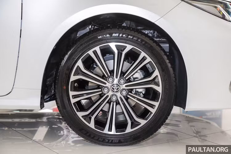 "Dàn chân" của Toyota Corolla Altis hoàn toàn mới sở hữu bộ mâm 17 inch đa chấu (225/45 R17), khoá thông minh (keyless entry), khởi động bằng nút bấm Start/Stop, kính chắn gió cách âm,...