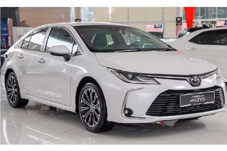 Nhà phân phối Toyota tại Malaysia – UMW Toyota Motor đã bắt đầu phân phối Corolla Altis thế hệ mới vào tuần trước. Tại Malaysia, Corolla Altis thế hệ mới được nhập khẩu (CBU) trực tiếp từ Thái Lan và phân phối với 02 phiên bản gồm: 1.8E và 1.8G với mức giá từ 128.888 – 136.888 RM (tương đương 717 – 762 triệu VNĐ). Đây là những hình ảnh chi tiết về Toyota Corolla Altis 2019 mới bản 1.8G phiên bản cao cấp nhất.