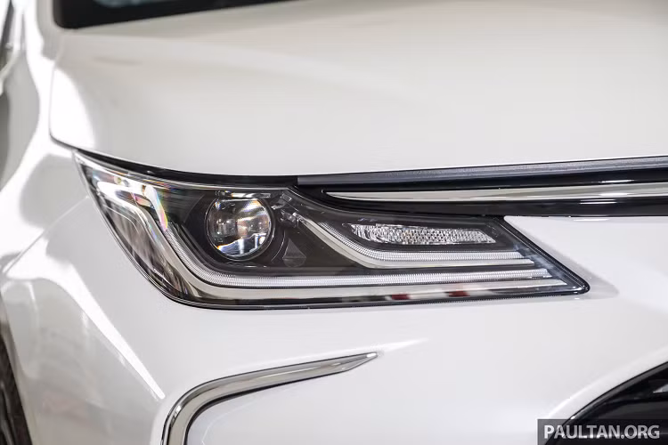 Bước sang thế hệ mới, xe sử dụng nền tảng toàn cầu mới của Toyota (TNGA), nền tảng này đang được sử dụng trên Camry và C-HR mới. Mặc dù vậy, chiều dài cơ sở của Corolla Altis vẫn được giữ nguyên ở mức 2.700 mm, chiều tài tổng thể đã tăng hơn 10 mm (4.630 mm), rộng hơn 5 mm (1.780 mm) và thấp hơn 45 mm (1.435 mm) so với thế hệ trước.