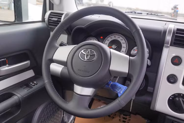 FJ Cruiser sử dụng hệ thống treo tay đòn kép kết hợp với thanh ổn định ở phía trước, trong khi ở phía sau dạng đa liên kết kết hợp với lò xo và thanh ổn định. FJ Cruiser có chung một số bộ phận ở hệ thống treo tương tự như Land Cruiser Prado, Tacoma, 4Runner hay Hilux 120-series.