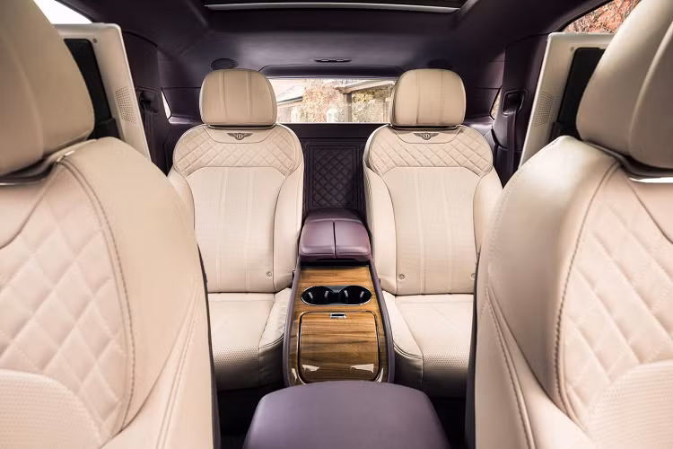 Hai ghế thương gia của SUV siêu sang Bentley Bentayga mới sẽ được tách ra bởi 1 bảng điều khiển trung tâm đặt giữa cung cấp cổng sạc USB, khe chứa đồ, đi kèm một tấm ốp ở giữa được chế tác đặc biệt.