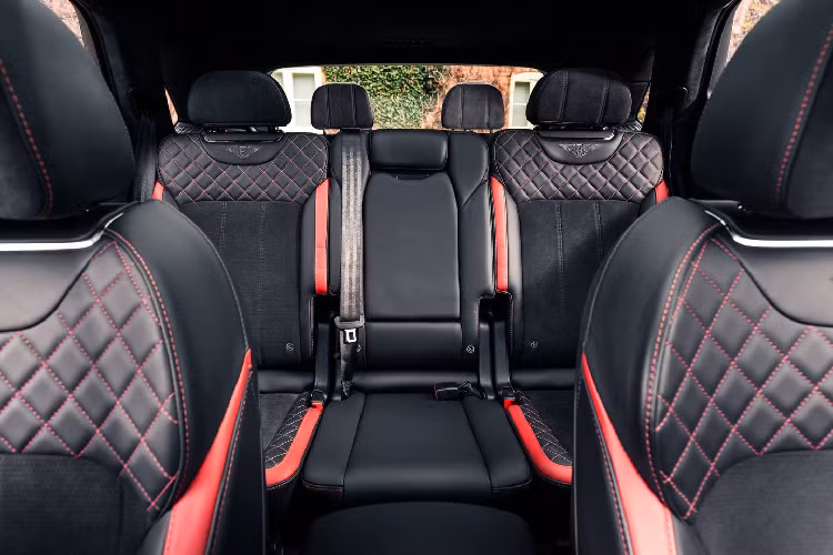 Tuỳ chọn 4 chỗ ngồi sẽ mang tới những trang bị đẳng cấp như hệ thống giải trí Bentley Rear Entertaiment, tai nghe Bluetooth, bàn dã ngoại có thể gấp gọn và cá nhân hoá, hệ thống tủ lạnh đặt riêng Mulliner Console Drinks Cooler.
