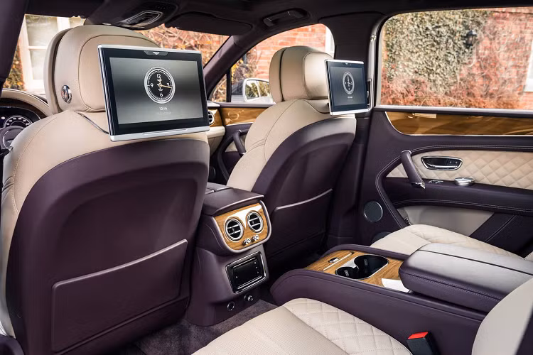 Kiểu dáng của Bentayga mang những nét đặc trưng của hãng xe sang Bentley nổi tiếng. Từ thiết kế lưới tản nhiệt cho đến cụm đèn pha tròn hai bên và những ‘cuộn cơ bắp’ phía trên các bánh xe sau, tất cả đều mang hơi thở của Bentley.