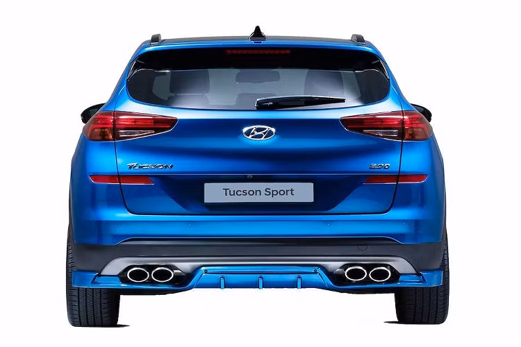 Không chỉ được trang bị bộ mâm thể thao đường kính 19 inch được sơn bóng đầy vẻ mạnh mẽ, chiếc xe còn có cả bodykit ấn tượng với các cánh gió ốp bên dưới gầm.