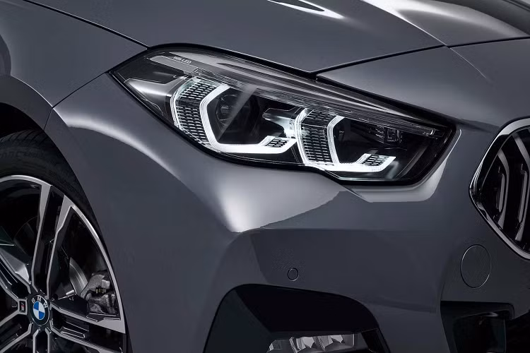 Về thiết kế, 4 Series Gran Coupe mang đậm phong cách ‘’fastback’’ với mui xe đổ dần dần về phía sau, đuôi xe vuốt dài hấp dẫn, trang bị cửa loại không khung tương tự 4, 6 và 8 Gran Coupe. Đặc biệt, lưới tản nhiệt của 4 Series Gran Coupe vẫn có kích thước lớn, tuy nhiên nó không quá lớn để chiếm toàn bộ ‘’mặt tiền’’ ở phần đầu xe. Cụm đèn pha LED góc cạnh sắc sảo mang đến cho chiếc xe vẻ ngoài năng động, cụm đèn hậu tạo hình chữ ‘’L’’ mỏng.