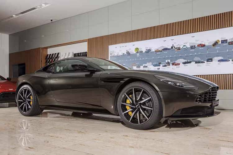 Sau khi cập cảng Hà Nội, siêu xe Aston Martin DB11 V8 phiên bản màu Vàng đồng Kopi Bronze đã nhanh chóng đến TP HCM. Không chỉ độc đáo bởi màu sơn, những hình ảnh chi tiết của mẫu xe đặc biệt này là một sự thuyết phục hoàn mỹ, xứng đáng với vai trò mẫu xe biểu tượng cho chặng đường 100 năm của thương hiệu xe thể thao Anh quốc.