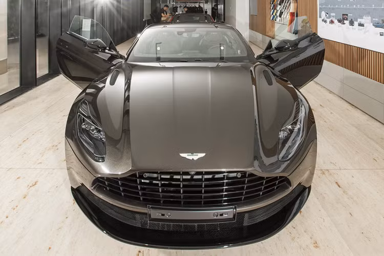 Màu vàng đồng của Aston Martin DB11 Kopi Bronze lấy cảm hứng từ màu cà phê nguyên chất. Để tạo ra màu độc đáo này, các kỹ sư của Aston Martin đã sử dụng máy quang phổ để phối màu. Sau khi phối ra màu, công nghệ sơn kim loại Xirallic được áp dụng. Với nhiều lớp sơn chồng lên nhau, màu sơn này có thể thay đổi sắc thái dựa vào ánh sáng mặt trời.