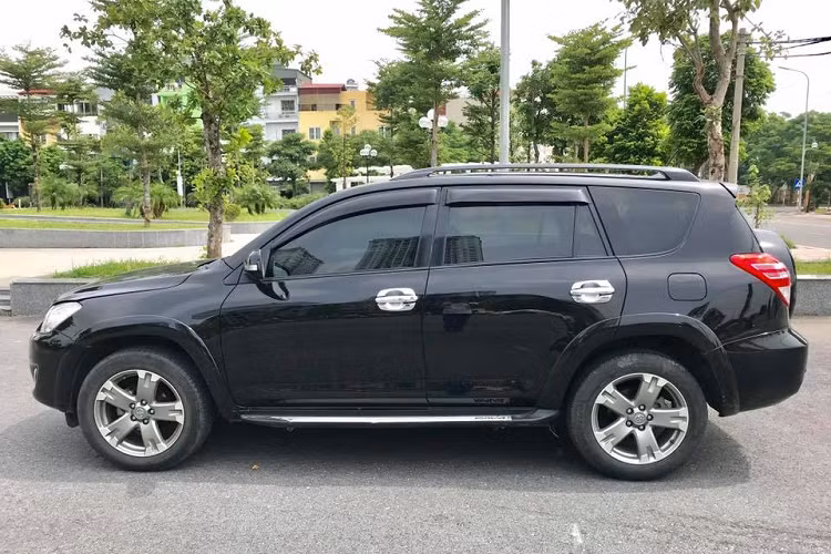 Hầu hết xe Toytoa Rav4 nhập khẩu về Việt Nam đều sử dụng động cơ mang mã 2AZ-FSE có dung tích 2.4 lít có công suất khoảng 161 mã lực tại 5.800 vòng/ phút và mô men xoắn tối đa 231 Nm tại 3.800 vòng/ phút. Kết hợp với hộp số tự động 5 cấp, Toyota Rav4 sử dụng hệ dẫn động 1 cầu hoặc 2 cầu tùy phiên bản.